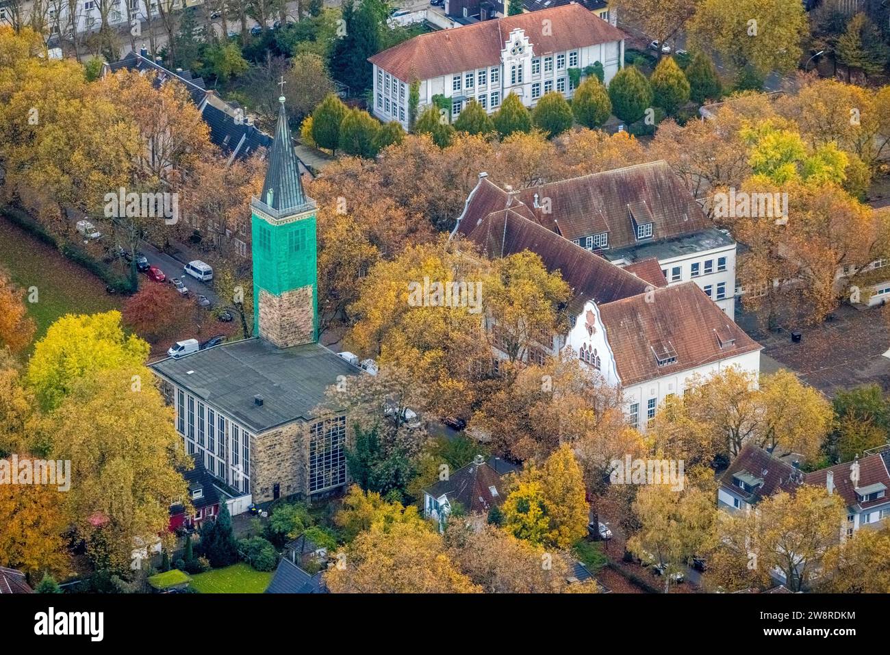 Aus der Vogelperspektive, St.. Paulskirche mit überdachtem Kirchturm, Carl-Friedrich-Gauß-Gymnasium und Zweiggebäude, umgeben von herbstlichen Laubbäumen, B Stockfoto