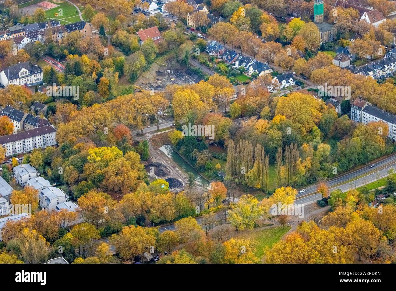 Luftaufnahme, Baustelle Burgerspark, umgeben von herbstlichen Laubbäumen, Bulmke-Hüllen, Gelsenkirchen, Ruhrgebiet, Nordrhein-Westfalen, G Stockfoto