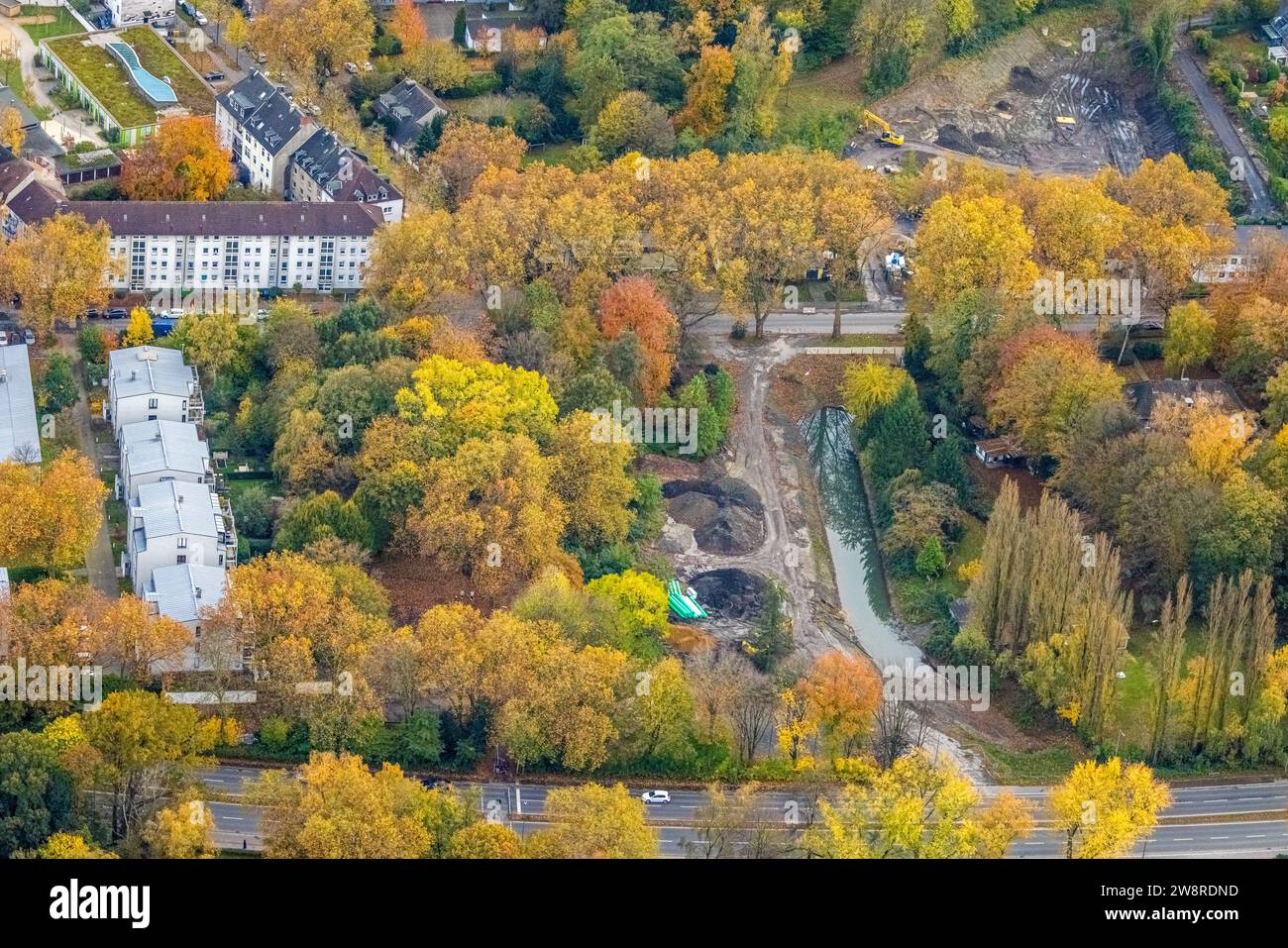 Luftaufnahme, Baustelle Burgerspark, umgeben von herbstlichen Laubbäumen, Bulmke-Hüllen, Gelsenkirchen, Ruhrgebiet, Nordrhein-Westfalen, G Stockfoto