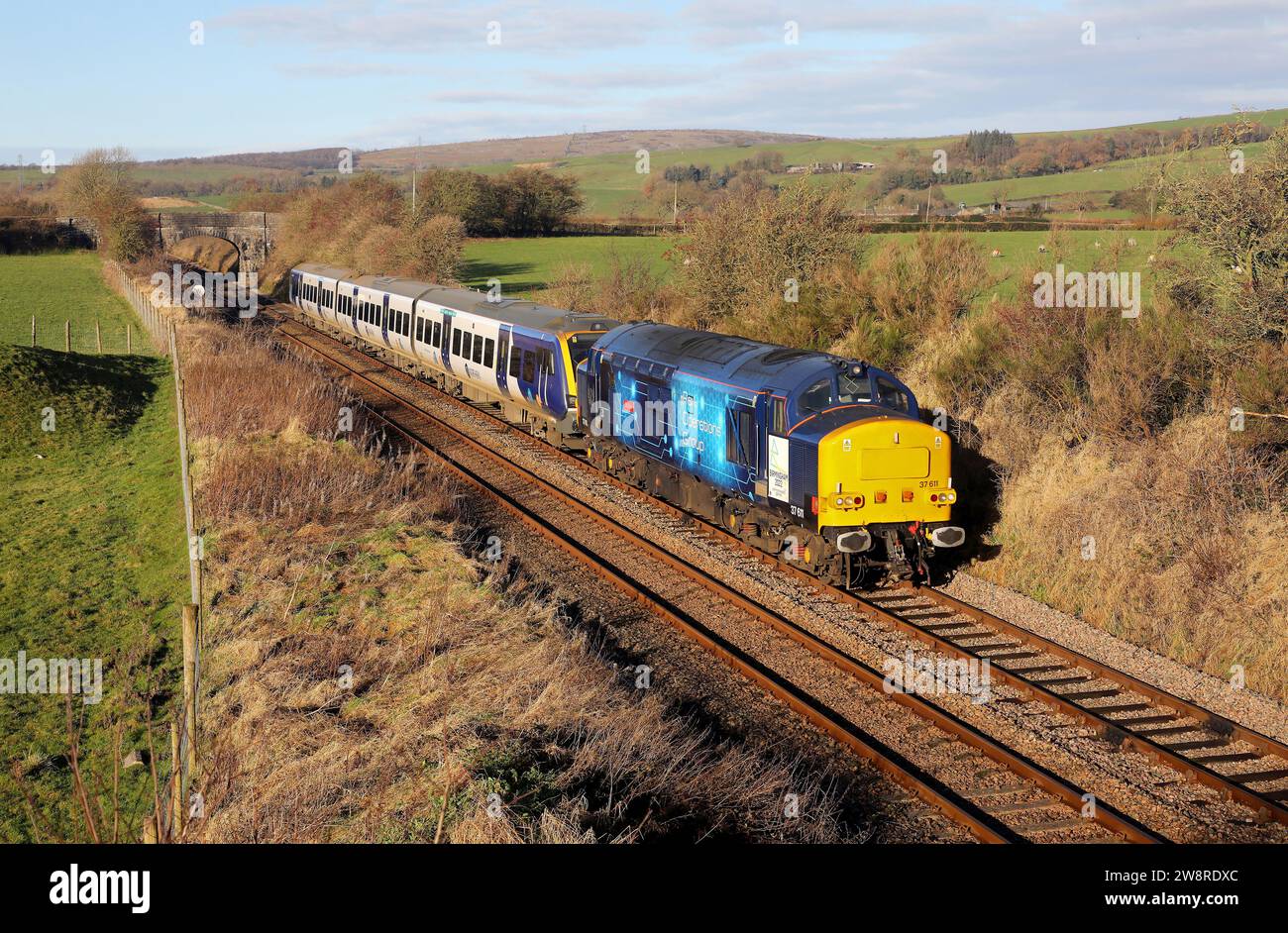 37611 schleppt 331008 am Docker Park vorbei am 28.11.23 mit 5Q17 07,34 Allerton zur Skipton Broughton Rd Stockfoto