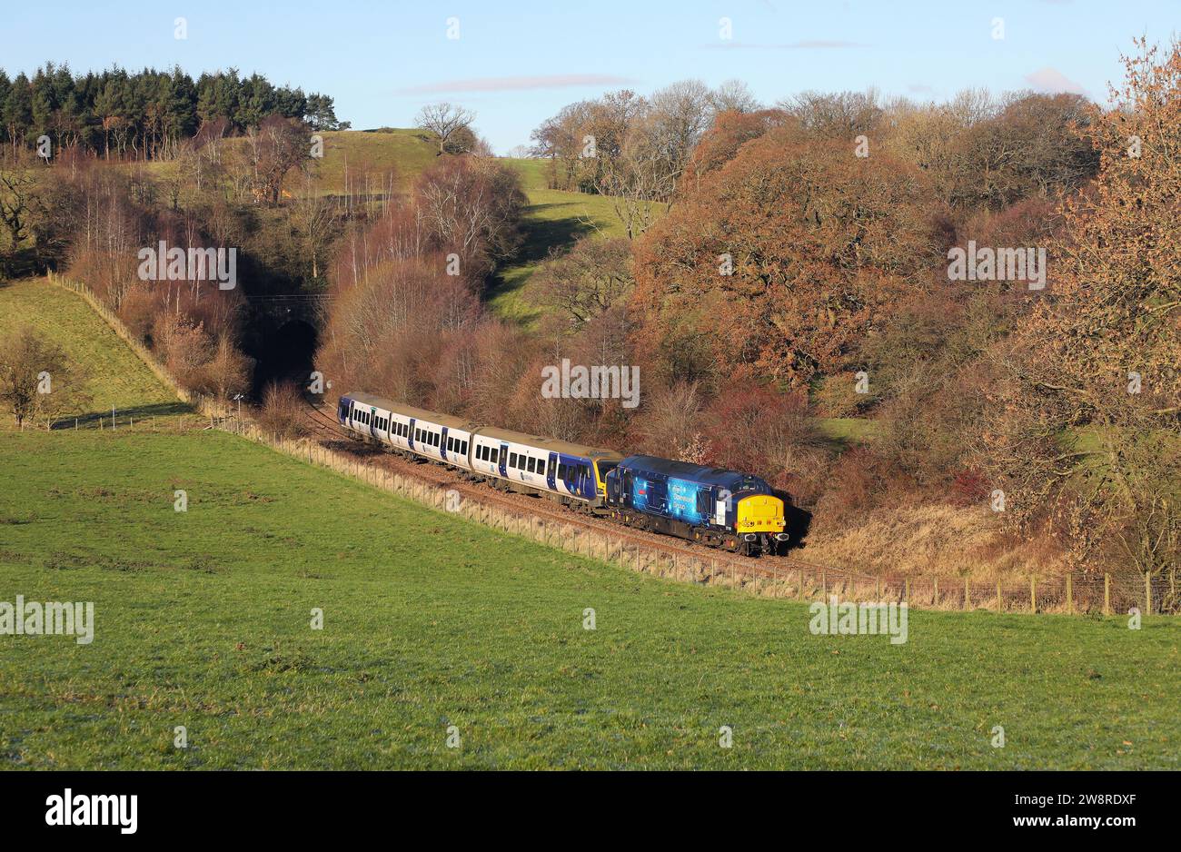 37611 schleppt 331009 vom Melling Tunnel auf 30.11.23 mit 5Q17 07,34 Allerton zur Skipton Broughton Rd Stockfoto