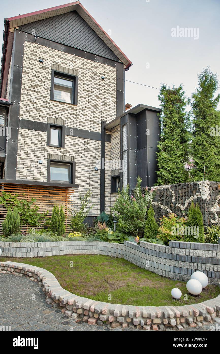 Sarny, Ukraine - 29. Juni 2023: Loft Apartments Old Mill. Sarny ist eine kleine Stadt in der Region Rivne in der westlichen Ukraine. Stockfoto