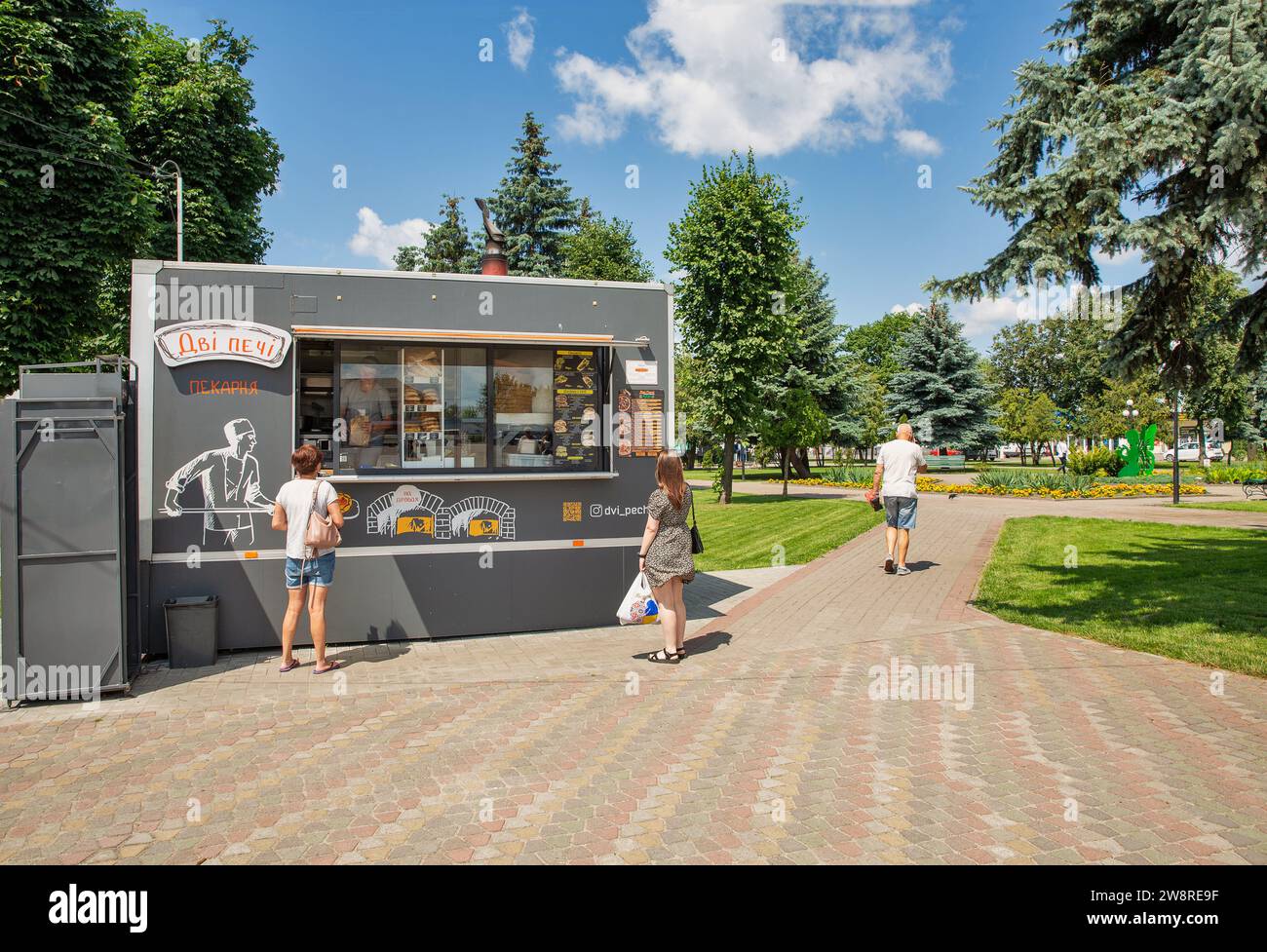 Sarny, Ukraine - 30. Juni 2023: Besucher besuchen die Bäckerei Two Bakes Kiosk im Park im Stadtzentrum. Sarny ist eine kleine Stadt in der Region Rivne in der westlichen Ukraine Stockfoto