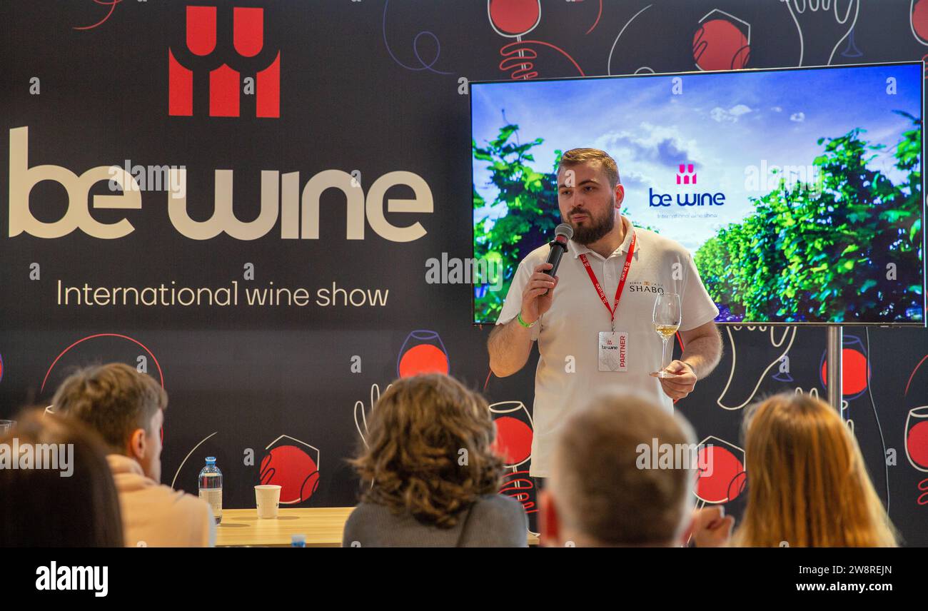 Kiew, Ukraine - 30. September 2023: Besucher besuchen das ukrainische Weingut Shabo während der Be Wine International Wine Show. Shabo ist eine Weingesellschaft mit Stockfoto