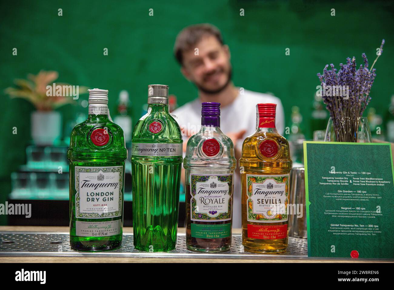 Kiew, Ukraine - 30. September 2023: Tanqueray Gin Stand auf der Be Wine International Wine Show. Es handelt sich um eine Gin-Marke von Diageo. Die größte Marke Stockfoto