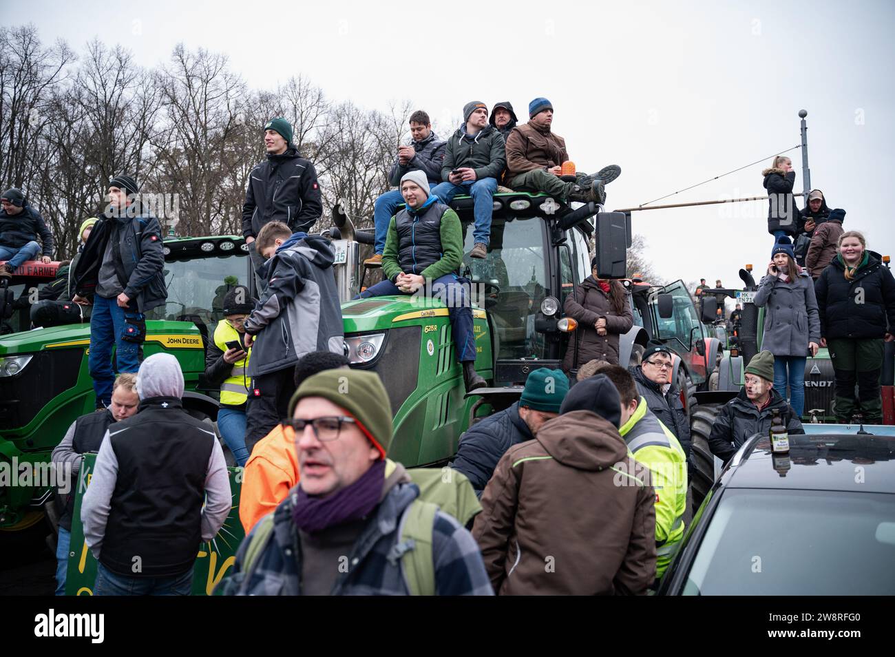 18.12.2023, Berlin, Deutschland, Europa - Tausende Bauern demonstrieren mit ihren Traktoren vor dem Brandenburger Tor gegen die Sparpolitik. Stockfoto