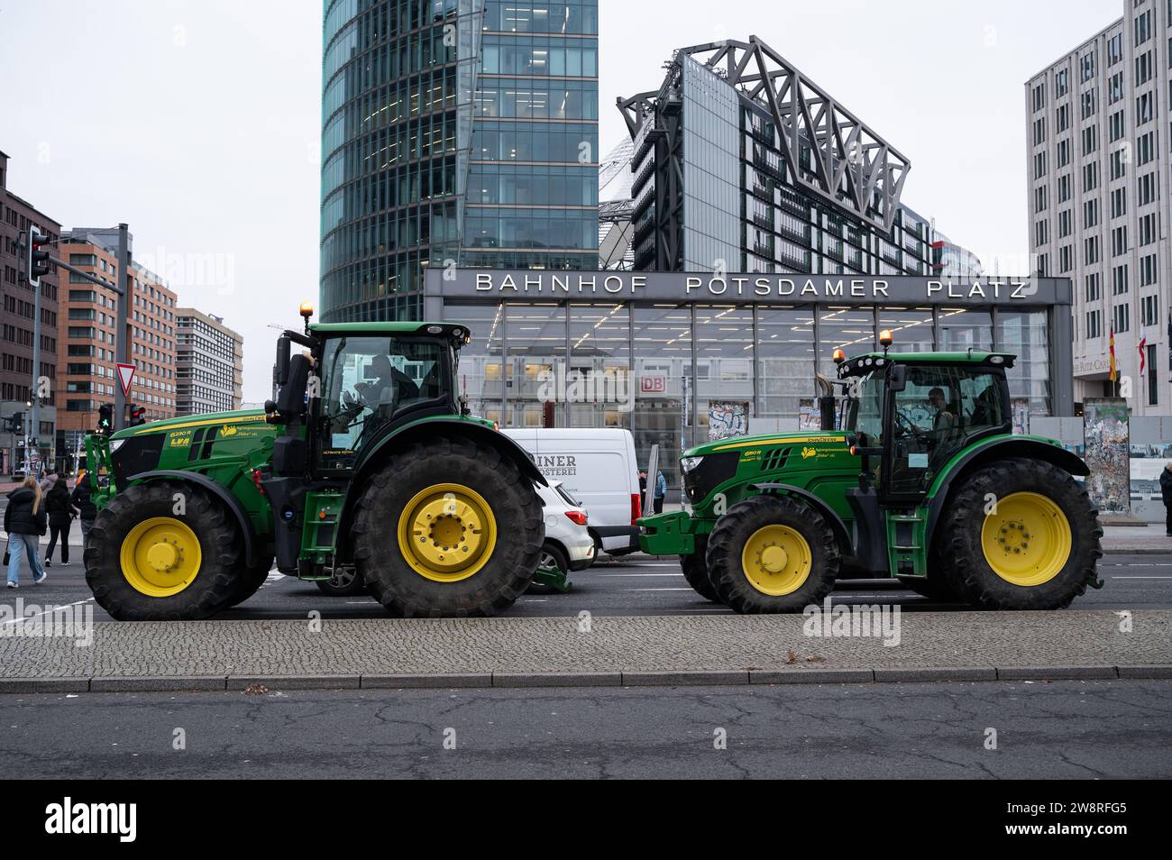 18.12.2023, Berlin, Deutschland, Europa - Bauern fahren am Potsdamer Platz vorbei, nachdem sie mit ihren Traktoren an einer Protestkundgebung am Brandenburger Tor teilgenommen haben. Stockfoto