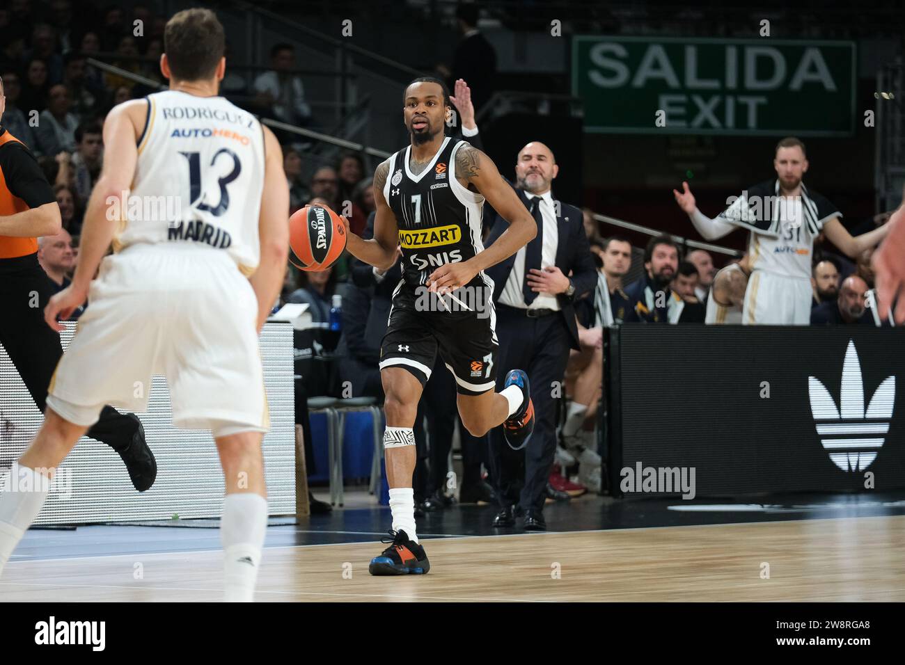 Madrid, Spanien. Dezember 2023. J. Bolomboy von Partizan Mozzart setzte Belgrad während der EuroLeague der Turkish Airlines zwischen Real Madrid und Partizan Belgrad am 21. Dezember 2023 in Madrid Spanien (Foto: Oscar Gonzalez/SIPA USA) (Foto: Oscar Gonzalez/SIPA USA) Credit: SIPA USA/Alamy Live News Stockfoto