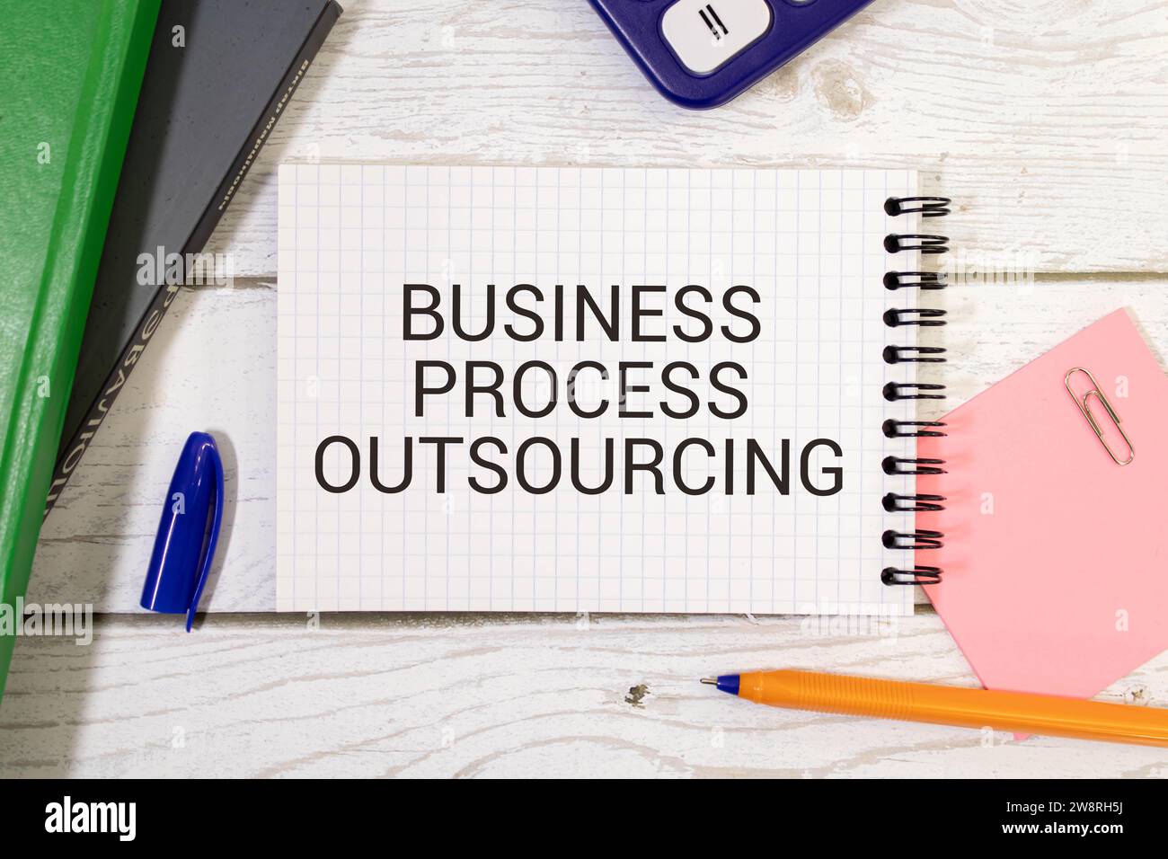 Business Process Outsourcing BPO wird auf einem Foto mit dem Text angezeigt. Stockfoto
