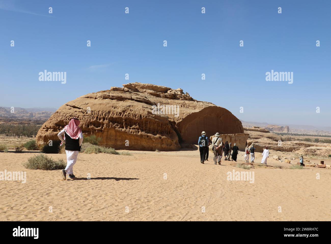 Touristen auf einer Führung durch Hegra in Alula in Saudi-Arabien Stockfoto