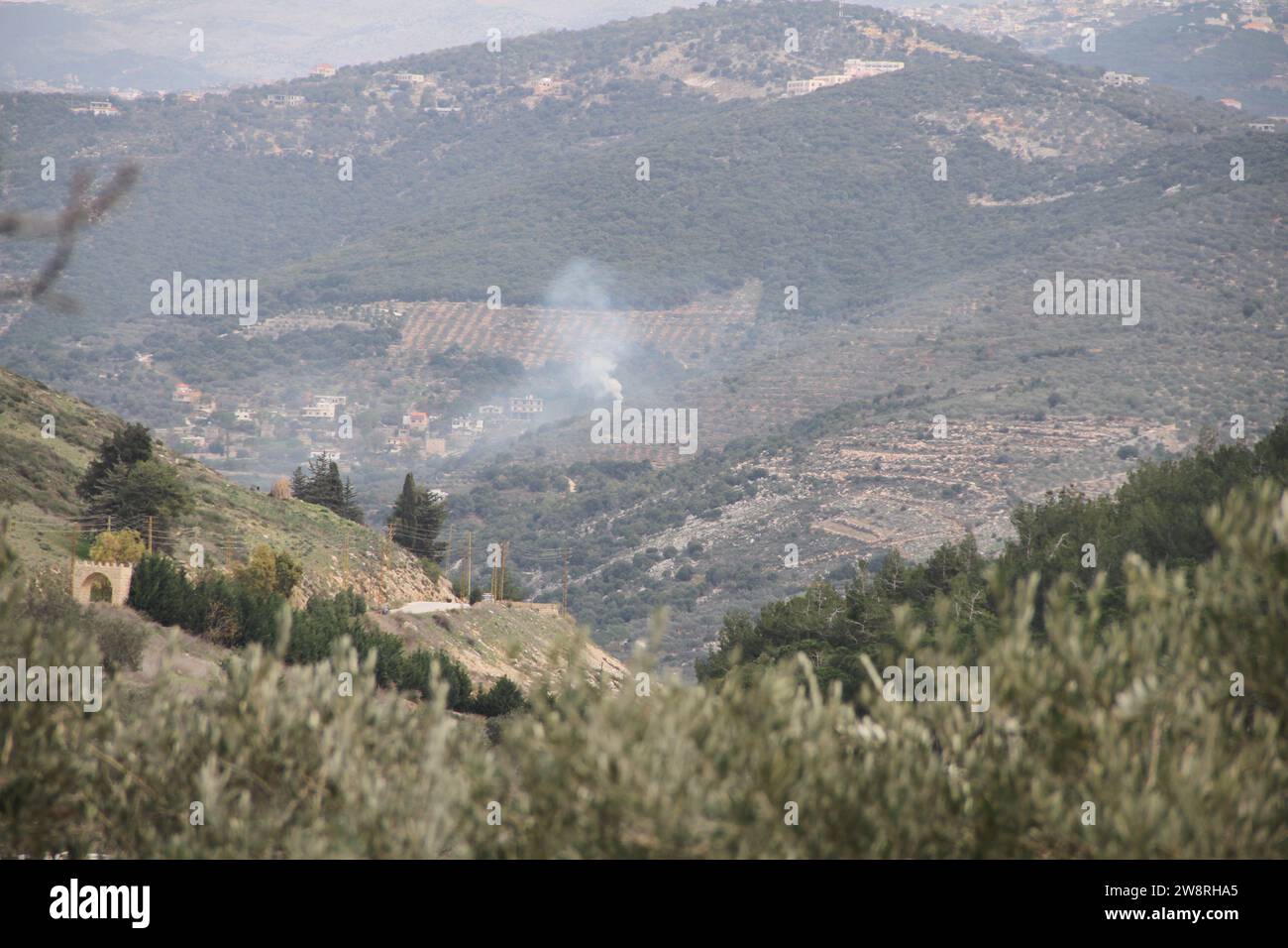 Kfarchouba, Libanon. Dezember 2023. Rauch steigt nach einem israelischen Beschuss am 21. Dezember 2023 in Kfarchouba, Libanon. Zwei Hisbollah-Mitglieder und ein Zivilist wurden getötet, während zwei weitere Zivilisten bei israelischen Angriffen am Donnerstag im Südlibanon verletzt wurden, sagten libanesische Militärquellen gegenüber Xinhua. Quelle: Taher Abou Hamdan/Xinhua/Alamy Live News Stockfoto