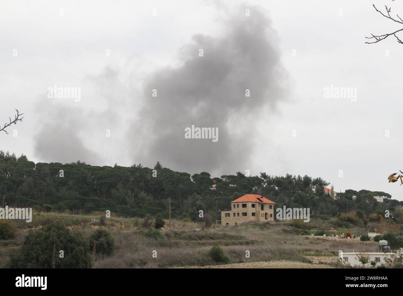 Kfarchouba, Libanon. Dezember 2023. Rauch steigt nach einem israelischen Beschuss am 21. Dezember 2023 in Kfarchouba, Libanon. Zwei Hisbollah-Mitglieder und ein Zivilist wurden getötet, während zwei weitere Zivilisten bei israelischen Angriffen am Donnerstag im Südlibanon verletzt wurden, sagten libanesische Militärquellen gegenüber Xinhua. Quelle: Taher Abou Hamdan/Xinhua/Alamy Live News Stockfoto