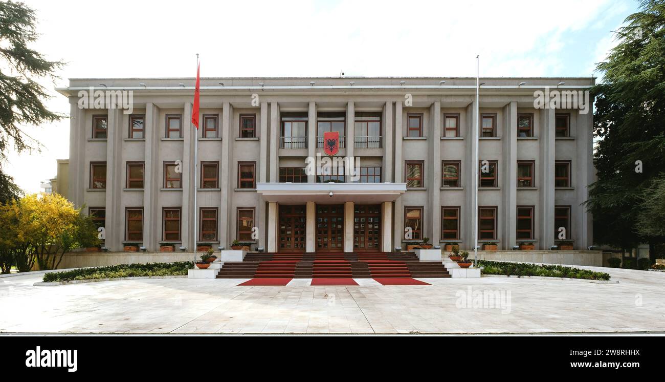 Tirana, Albanien - 29. November 2023: Ein Foto, das das Äußere des Büros des Premierministers in Tirana zeigt Stockfoto