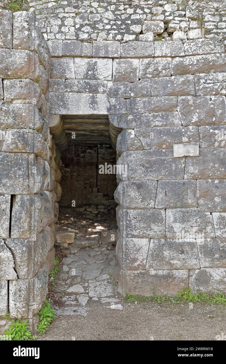 160+ Seetor aus großen Steinblöcken, monolithische Steindecke auf gekrümmten Unterseiten-Konsolen, archäologische Stätte Butrint. Sarande-Albanien. Stockfoto