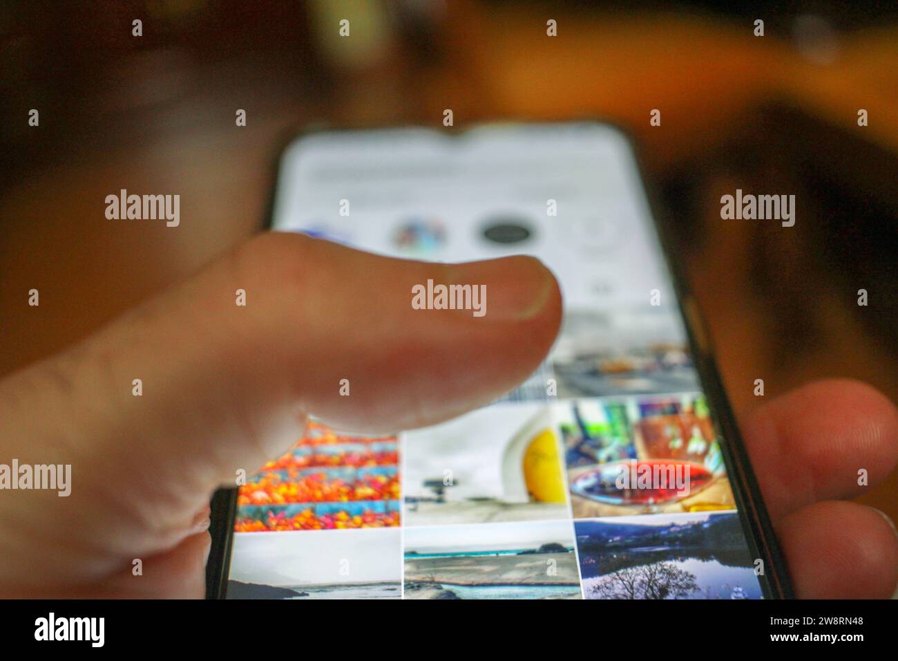 Digitale Verbindung: Eine Berührung auf dem mobilen Bildschirm Stockfoto