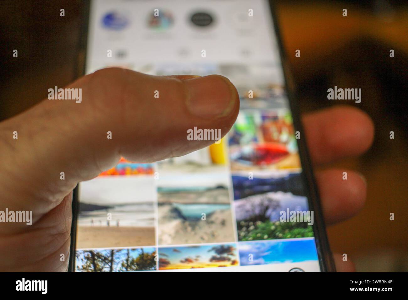 Digitale Verbindung: Eine Berührung auf dem mobilen Bildschirm Stockfoto