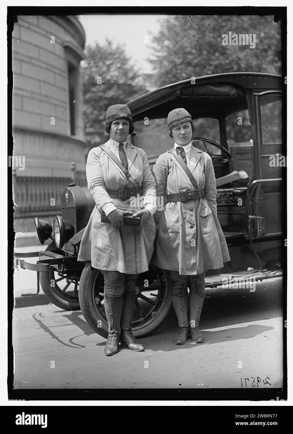Frauen in Uniform tragen Hüte mit der Aufschrift „war Camp Community Service“ Stockfoto