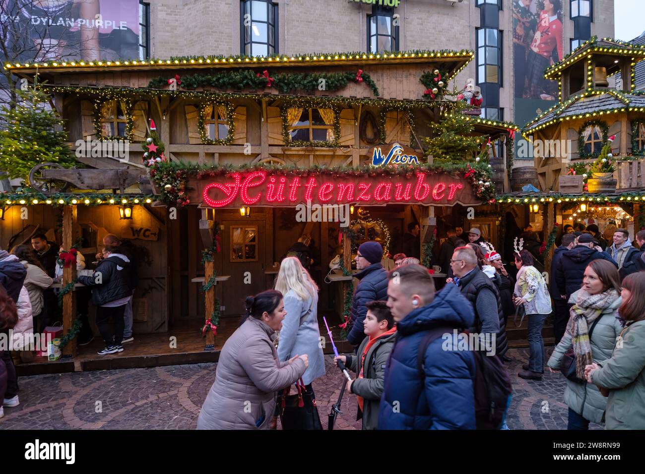 Bonn, Deutschland - 16. Dezember 2023 : Menschen wandern auf dem traditionellen und malerischen Weihnachtsmarkt in Bonn Stockfoto