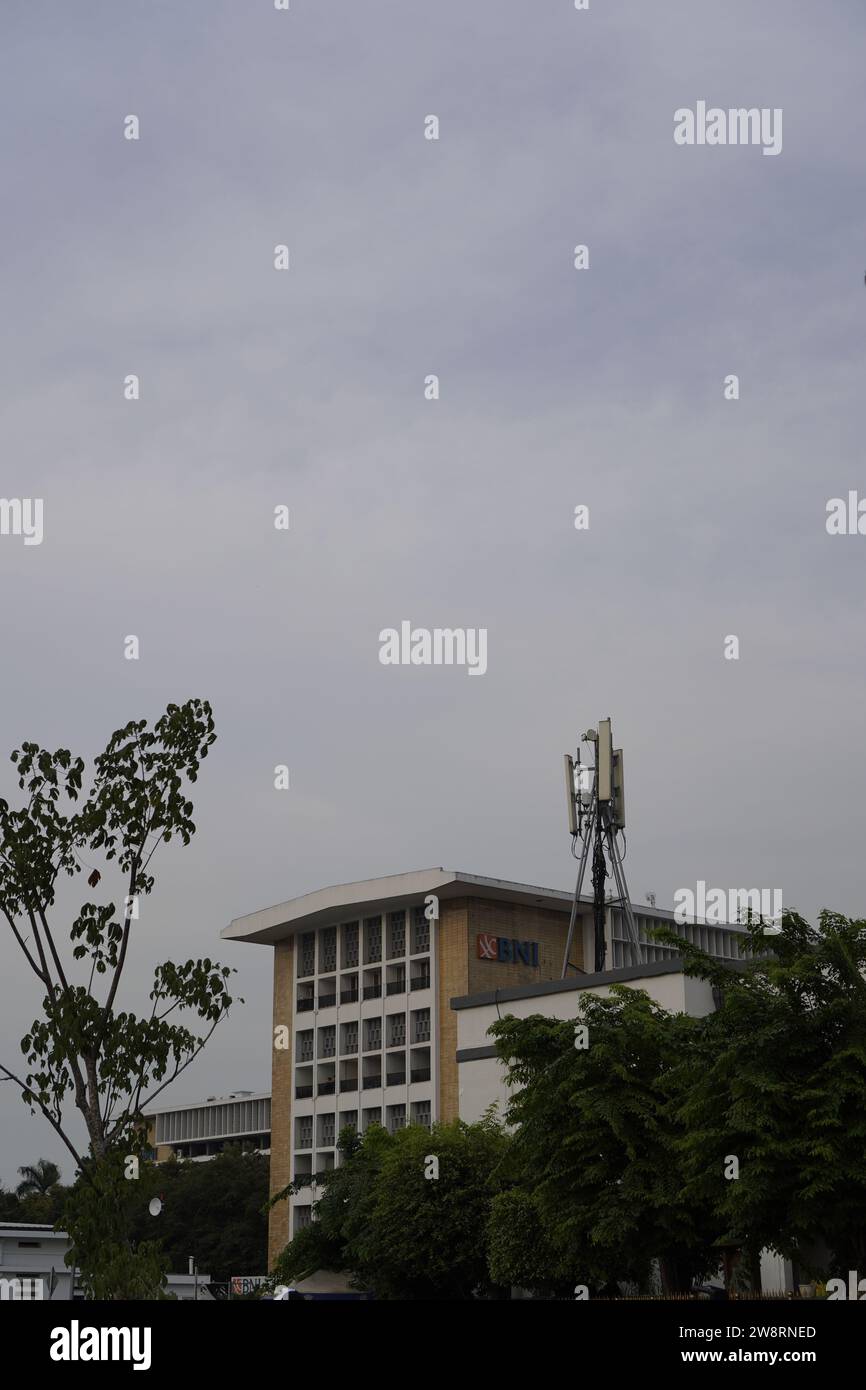 Altstadt von jakarta, 19. dezember 2023 - Blick von unten auf das Bankgebäude in der Altstadt von jakarta Stockfoto