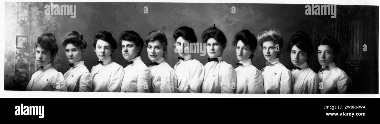 Frauengruppenportrait 1903 (3199641565). Stockfoto