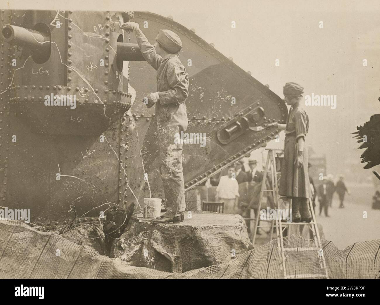 Das Women's Reserve Camouflage Corps versteckt Panzer in New York City. Stockfoto