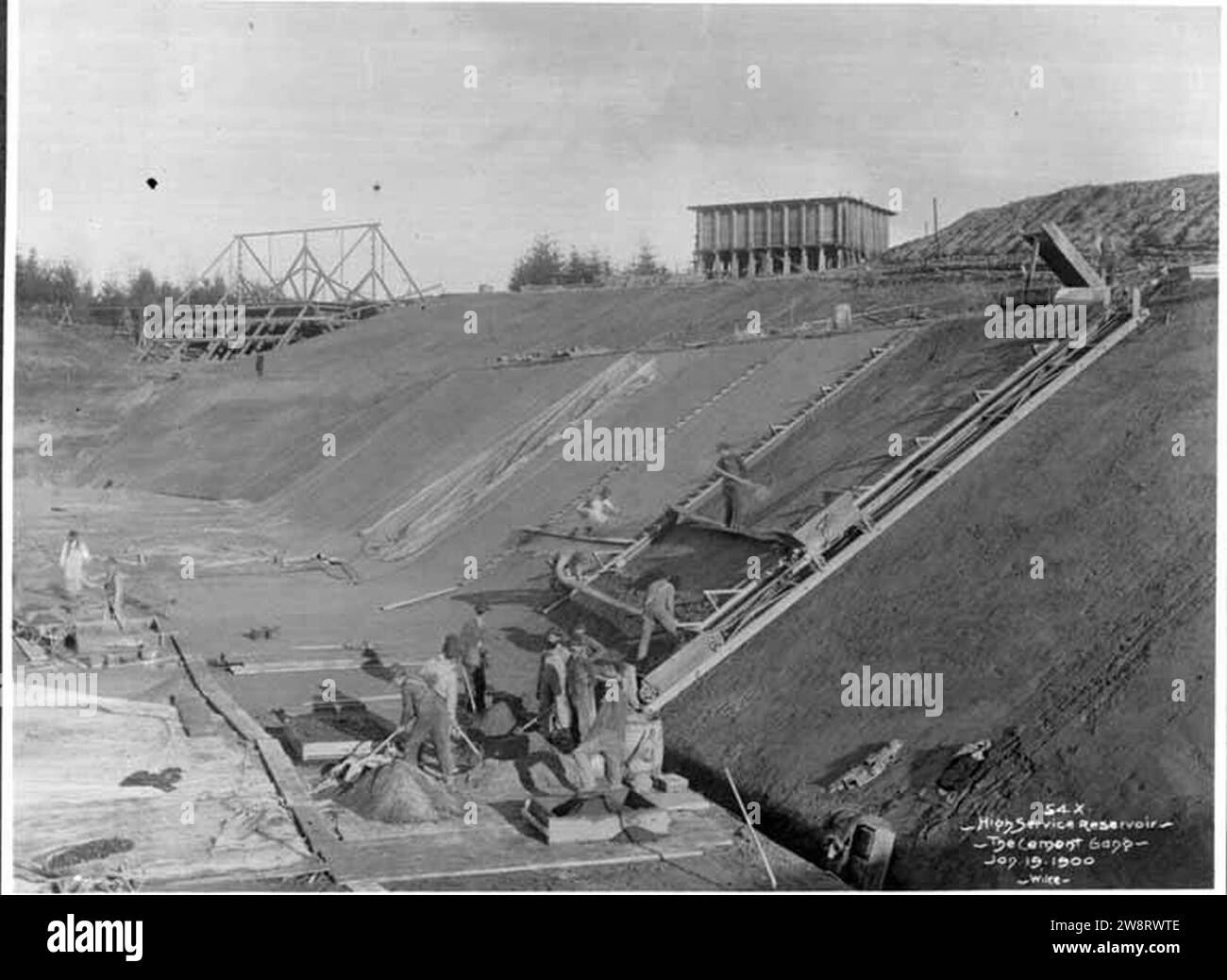 Arbeiter, die Zement im Hochleistungsreservoir im City Park gießen, 19. Januar 1900 (SPWS 450). Stockfoto
