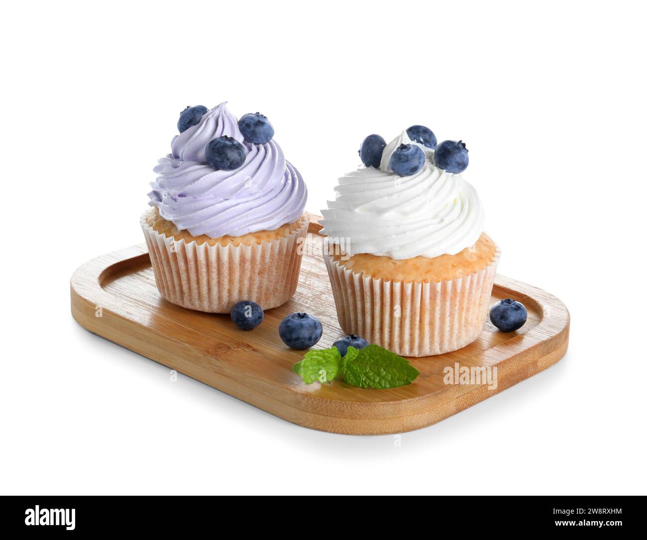 Holzbrett mit leckeren Cupcakes mit Heidelbeeren auf weißem Hintergrund Stockfoto