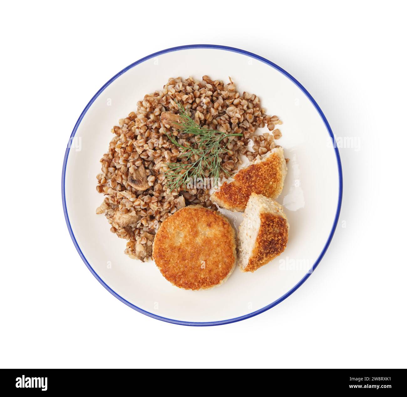 Teller mit leckeren Fleischschnitzeln mit Buchweizen auf weißem Hintergrund Stockfoto