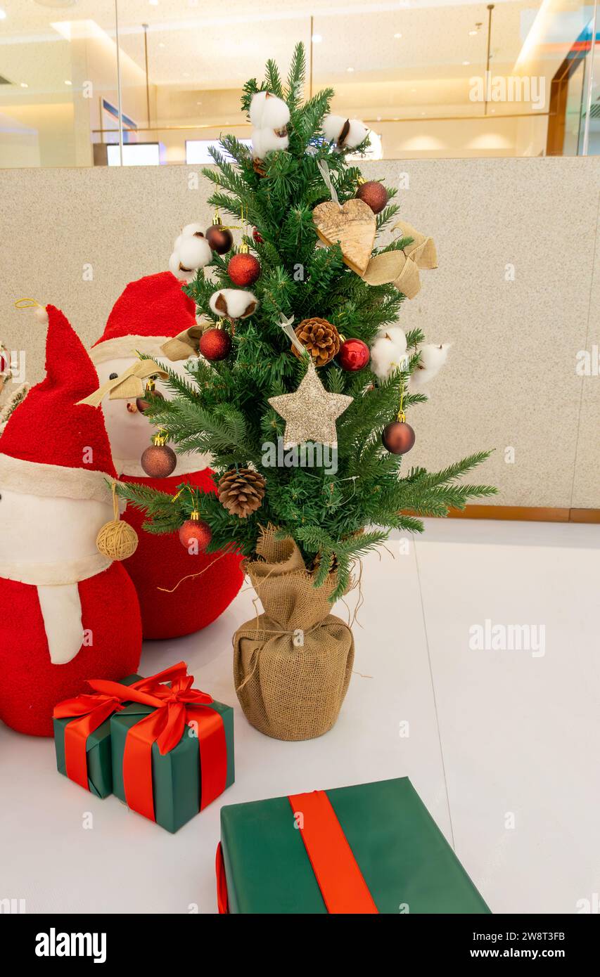 Kleiner Weihnachtsbaum mit Verzierungen in vertikaler Komposition Stockfoto