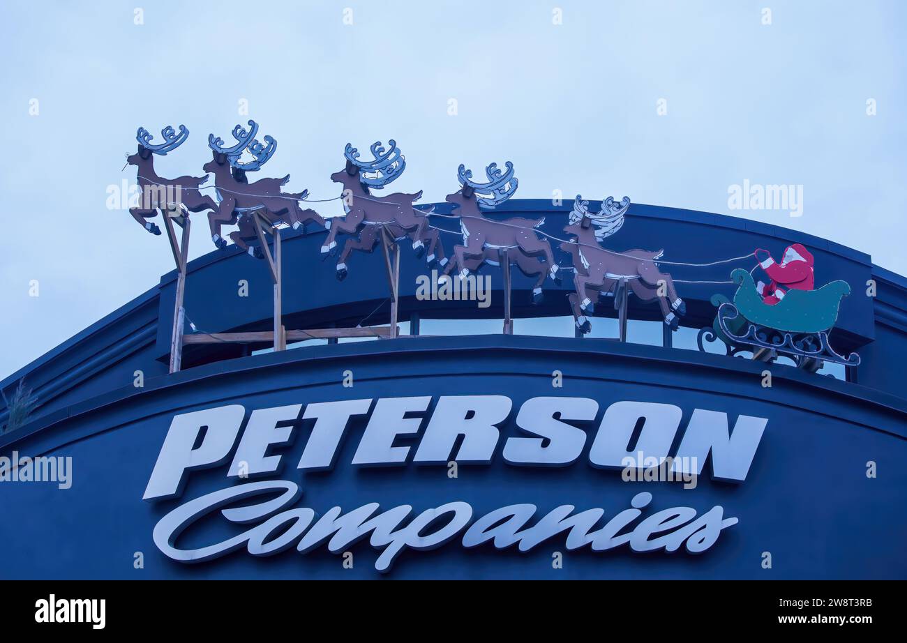 Weihnachtsmann und seine Rentiere Weihnachtsdekoration auf dem Peterson Companies Gebäude an einem Winternachmittag in Wyoming, Minnesota, USA. Stockfoto