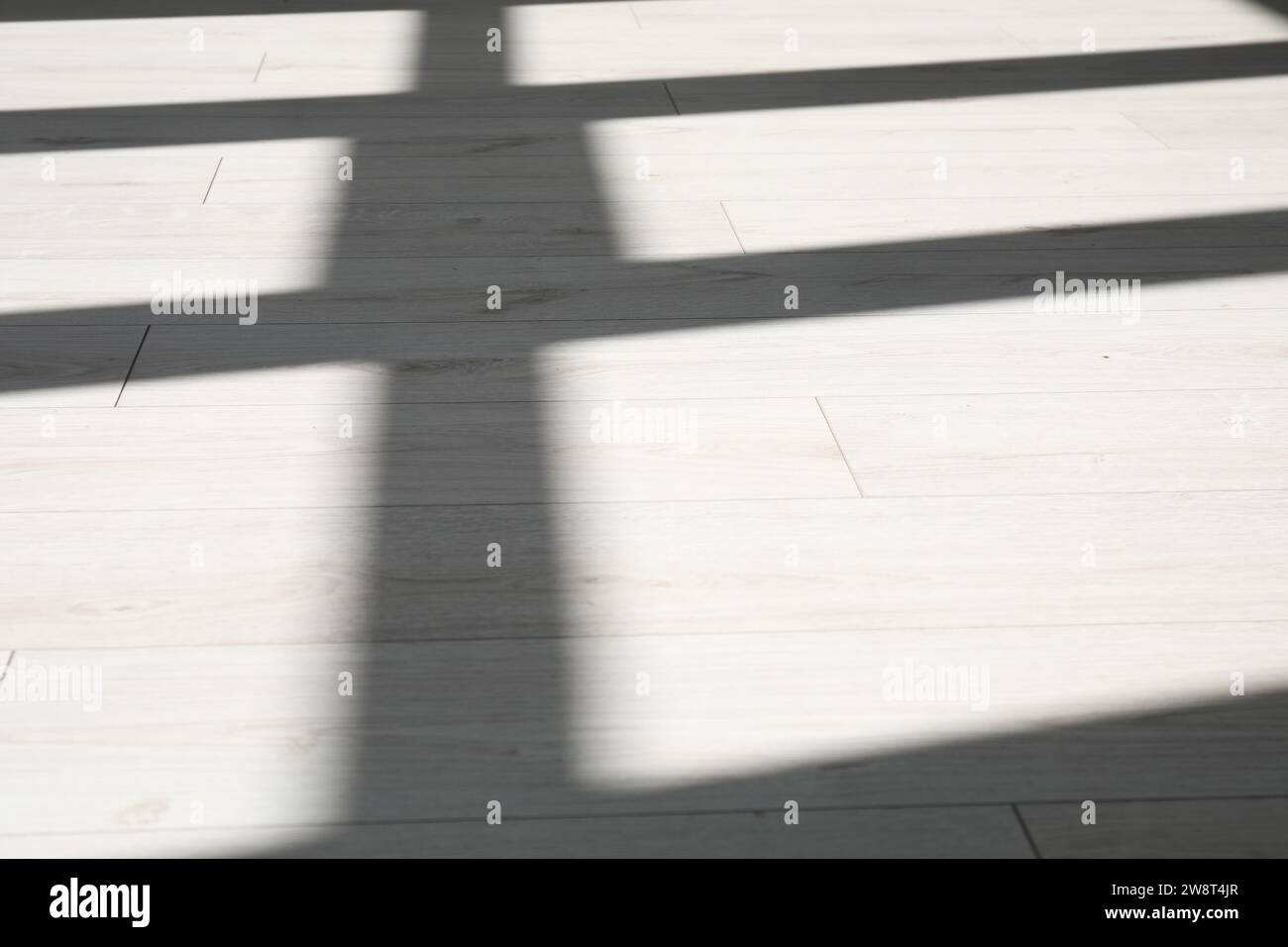 Schatten vom Fenster auf weißem Laminatboden in Innenräumen Stockfoto