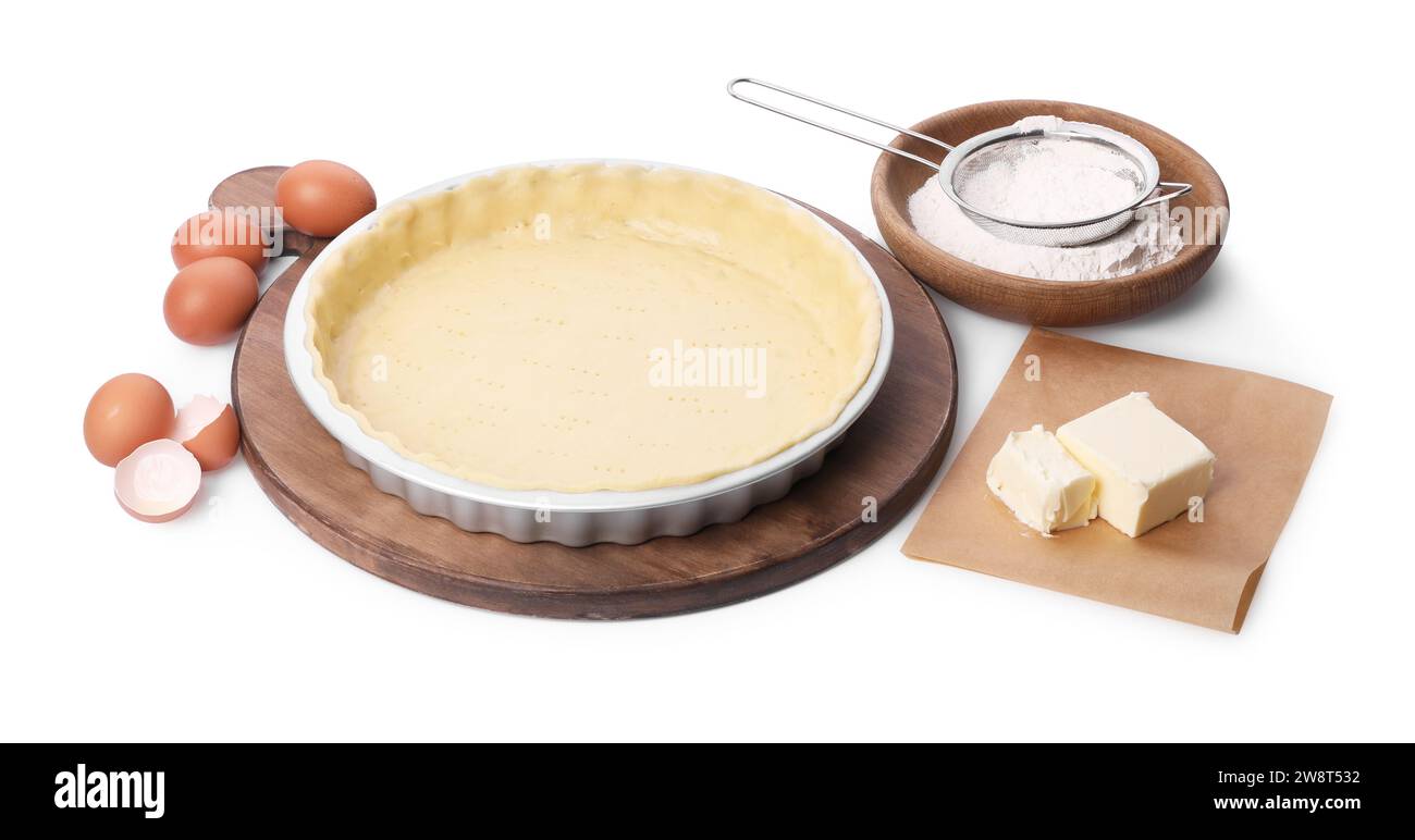 Quiche-Pfanne mit frischem Teig und Zutaten, isoliert auf weiß Stockfoto