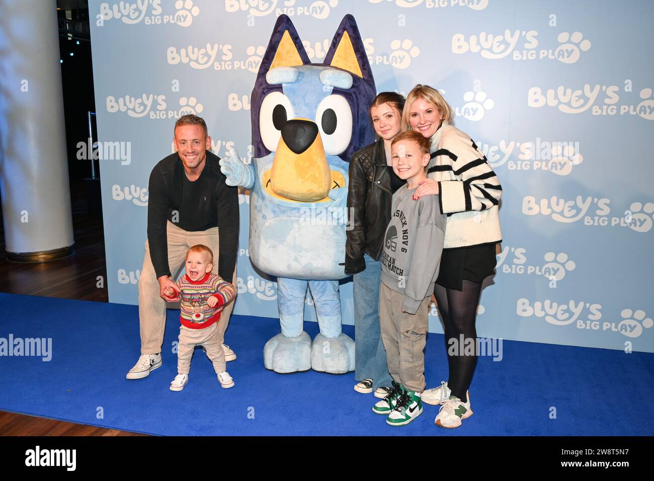 London, Großbritannien. Dezember 2023. Olivia Bowen und Alex Bowen nehmen an der Gala Performance Bluey's Big Play in der Royal Festival Hall des Southbank Centre in London Teil. Stockfoto