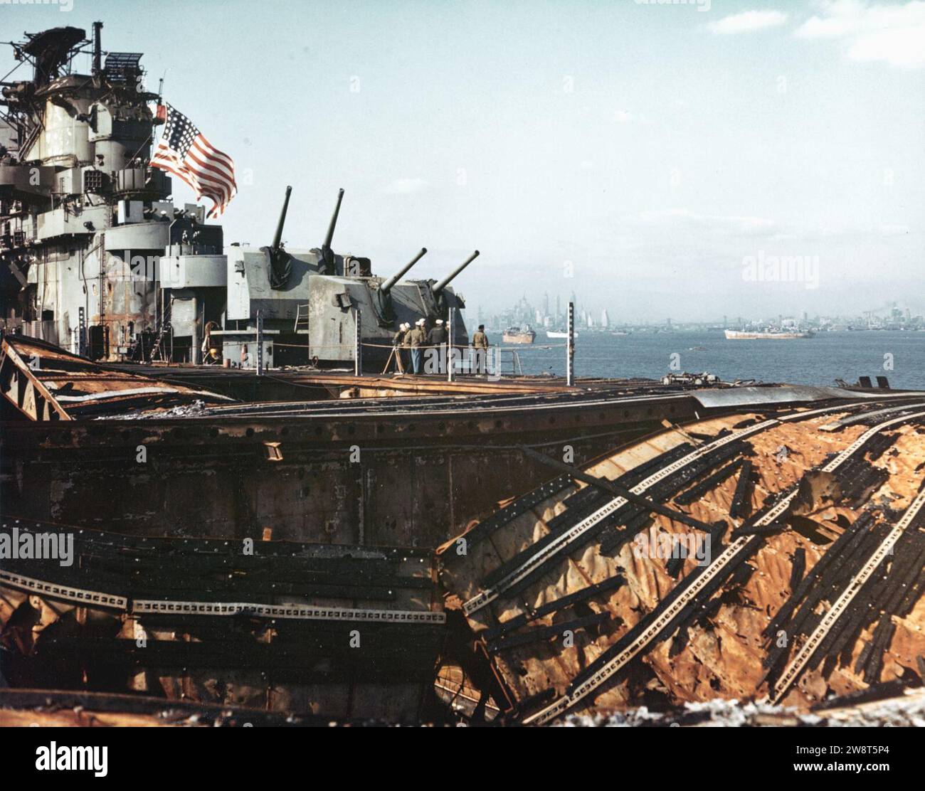 Zerstörte das Flugdeck der USS Franklin (CV-13) am 28. April 1945. Stockfoto