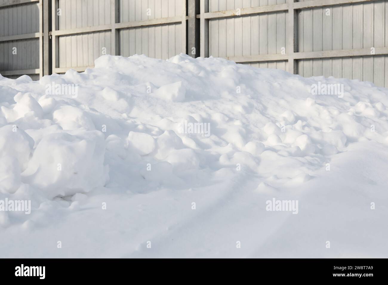 Wunderschöne Schneelage in der Nähe von Toren im Freien. Wintersaison Stockfoto