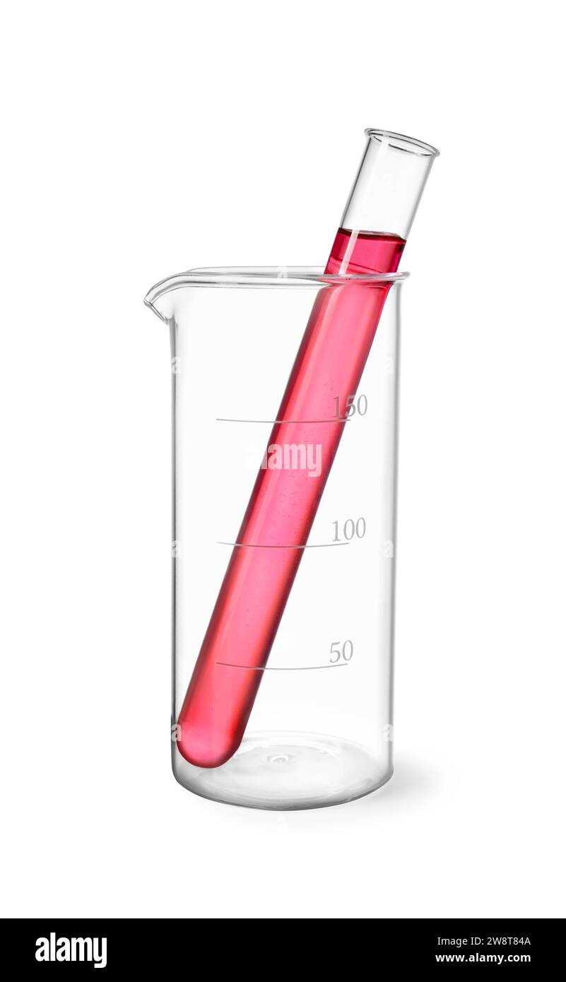 Glasbecher und Reagenzglas mit roter Flüssigkeit, isoliert auf weiß Stockfoto