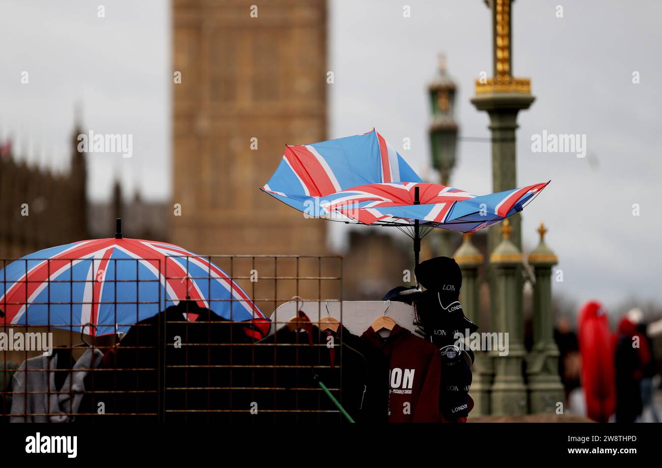 London, Großbritannien. Dezember 2023. Ein Regenschirm wird am 21. Dezember 2023 auf der Westminster Bridge in London, Großbritannien, durch Wind von innen nach außen gedreht, da Storm Pia starke Winde in viele Teile Großbritanniens bringt und Transportstörungen im ganzen Land verursacht. Quelle: Li Ying/Xinhua/Alamy Live News Stockfoto