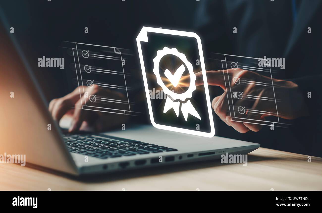 Genehmigtes e-Dokument. Geschäftsmann-Bewertung für Zertifikat. Digitale Online-Dokumente mit korrektem Schild. Garantie, Qualitätssicherung, Standardisierung Stockfoto