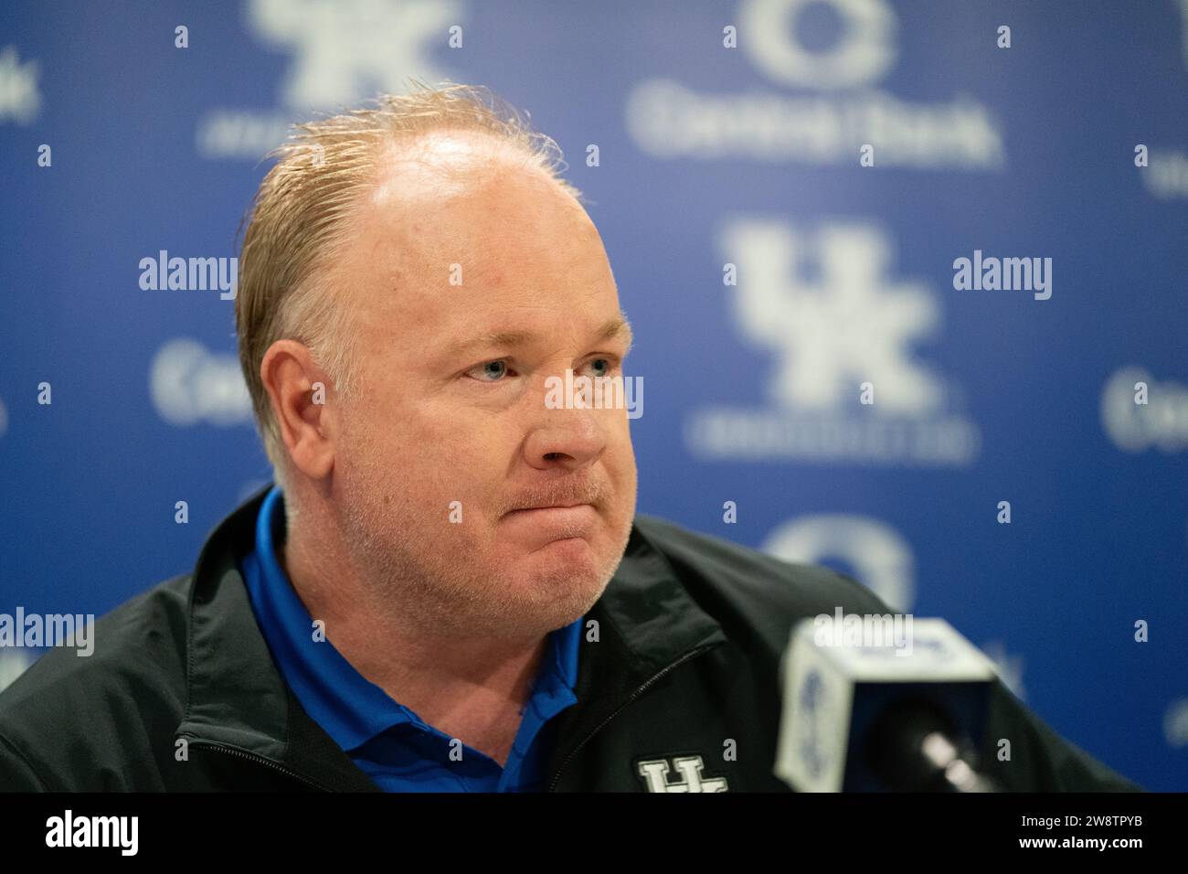 Der Cheftrainer von Kentucky, Mark Stoops, sprach während seiner wöchentlichen Pressekonferenz am Montag, den 20. November 2023, im Kroger Field in Lexington, Kentucky, mit den Medien Stockfoto Der Cheftrainer von Kentucky, Mark Stoops, sprach während seiner wöchentlichen Pressekonferenz am Montag, den 20. November 2023, im Kroger Field in Lexington, Kentucky, mit den Medien Stockfoto