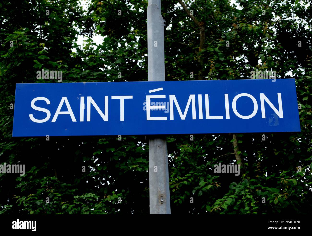 Schild am Bahnhof Saint Emilion im Südwesten Frankreichs Stockfoto
