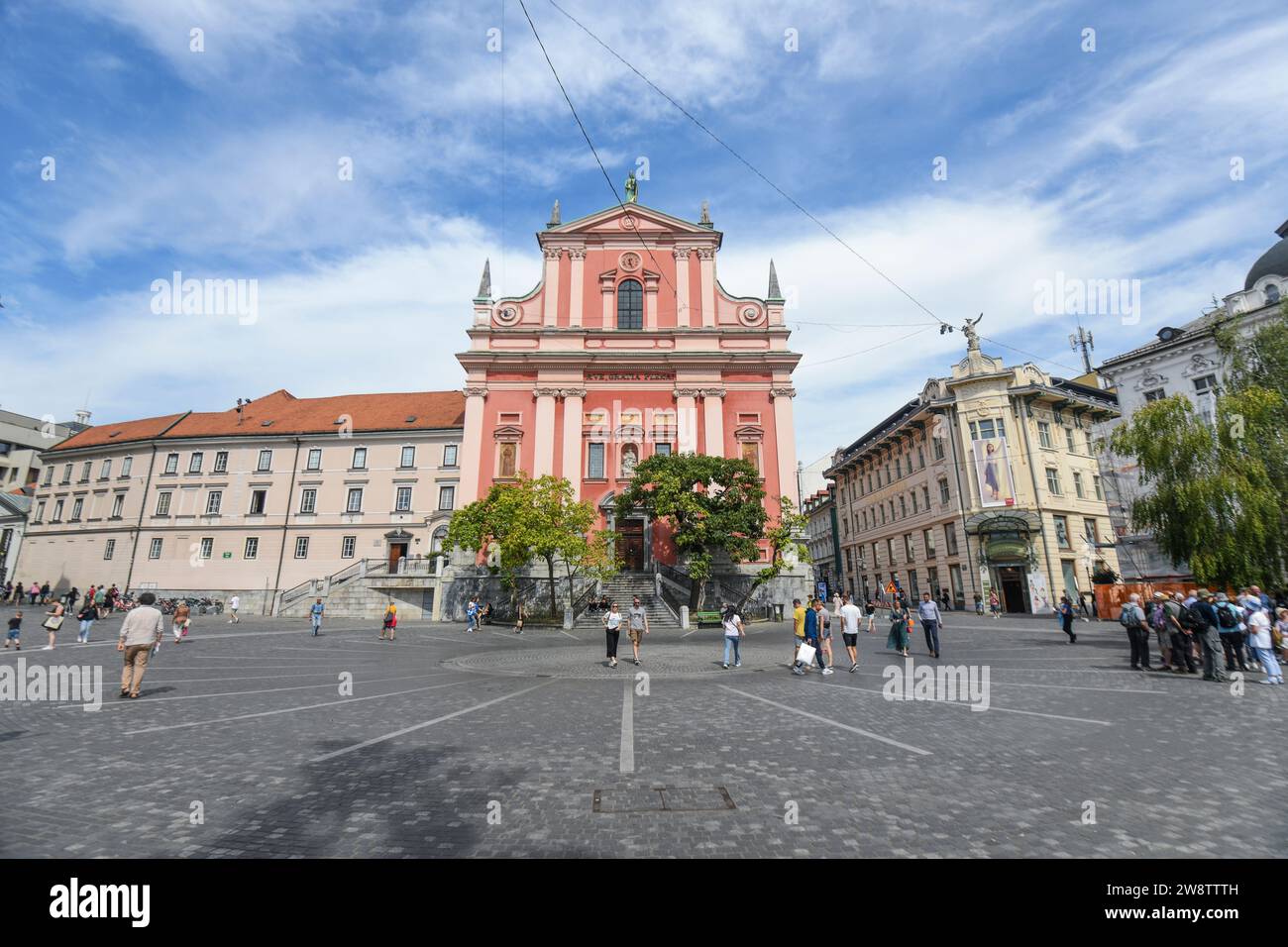 Ljubljana: Platz Preseren (Preseren trg) mit Franziskanerkirche der Verkündigung und Galerie Emporium. Slowenien Stockfoto