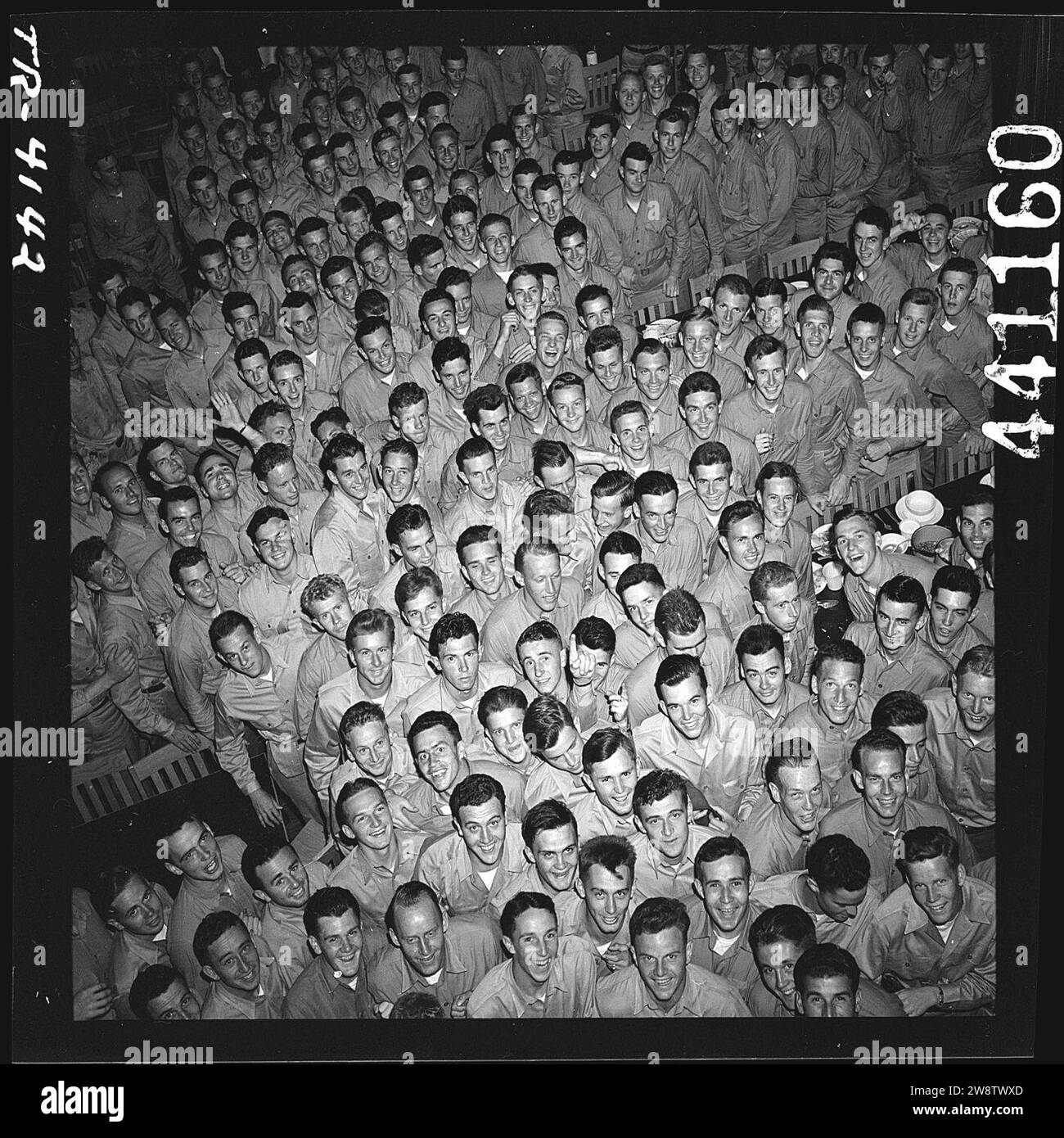 Junge Männer Ausbildung bei Pre-flight school Del Monte Hotel, Del Monte, Calif., grinsen, als sie aus dem Chaos der Halle. Stockfoto