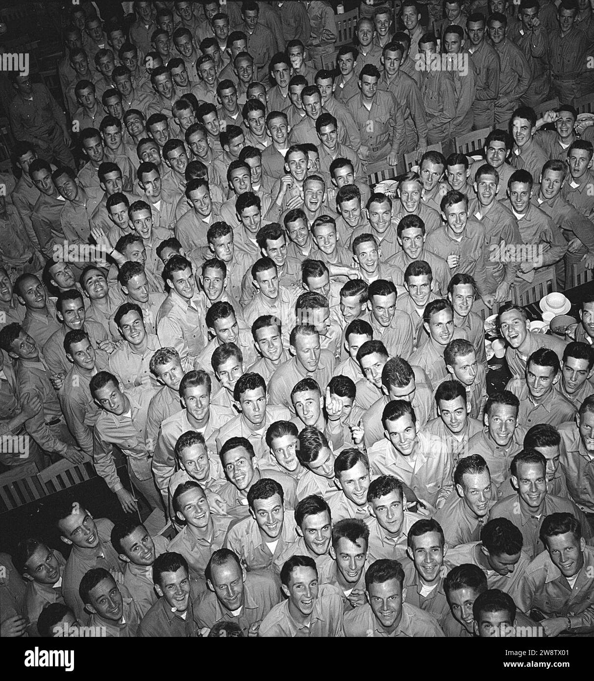 Junge Männer Ausbildung bei Pre-flight school Del Monte Hotel, Del Monte, Calif., grinsen, als sie aus dem Chaos der Halle. Stockfoto