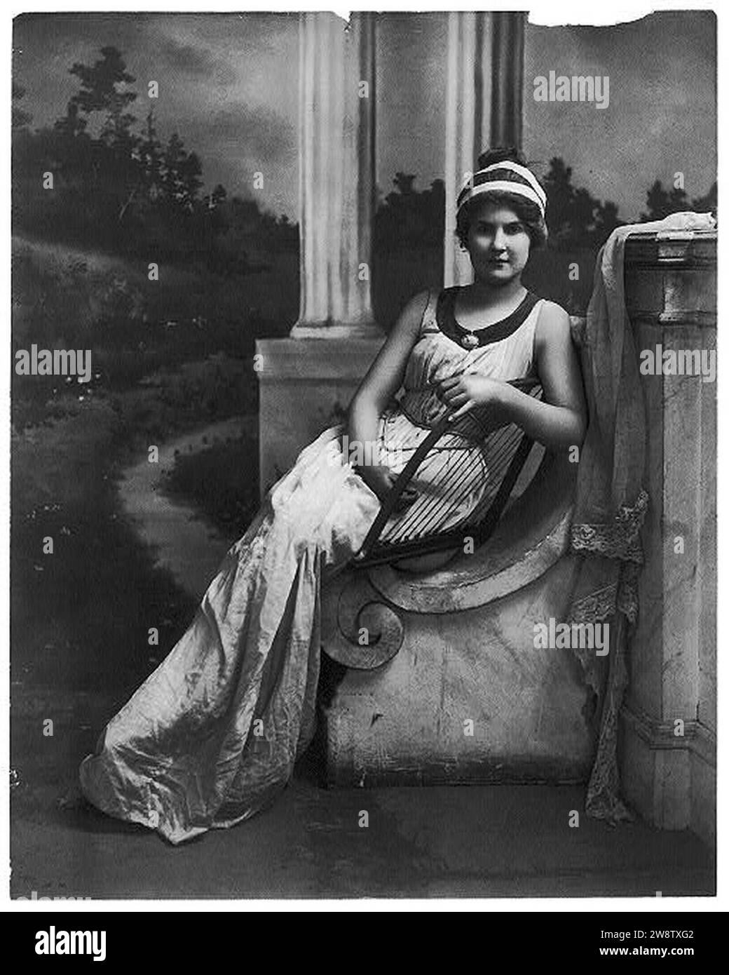 Junge Frauen modellieren... voll lth., sitzend, Leier in der Hand Stockfoto