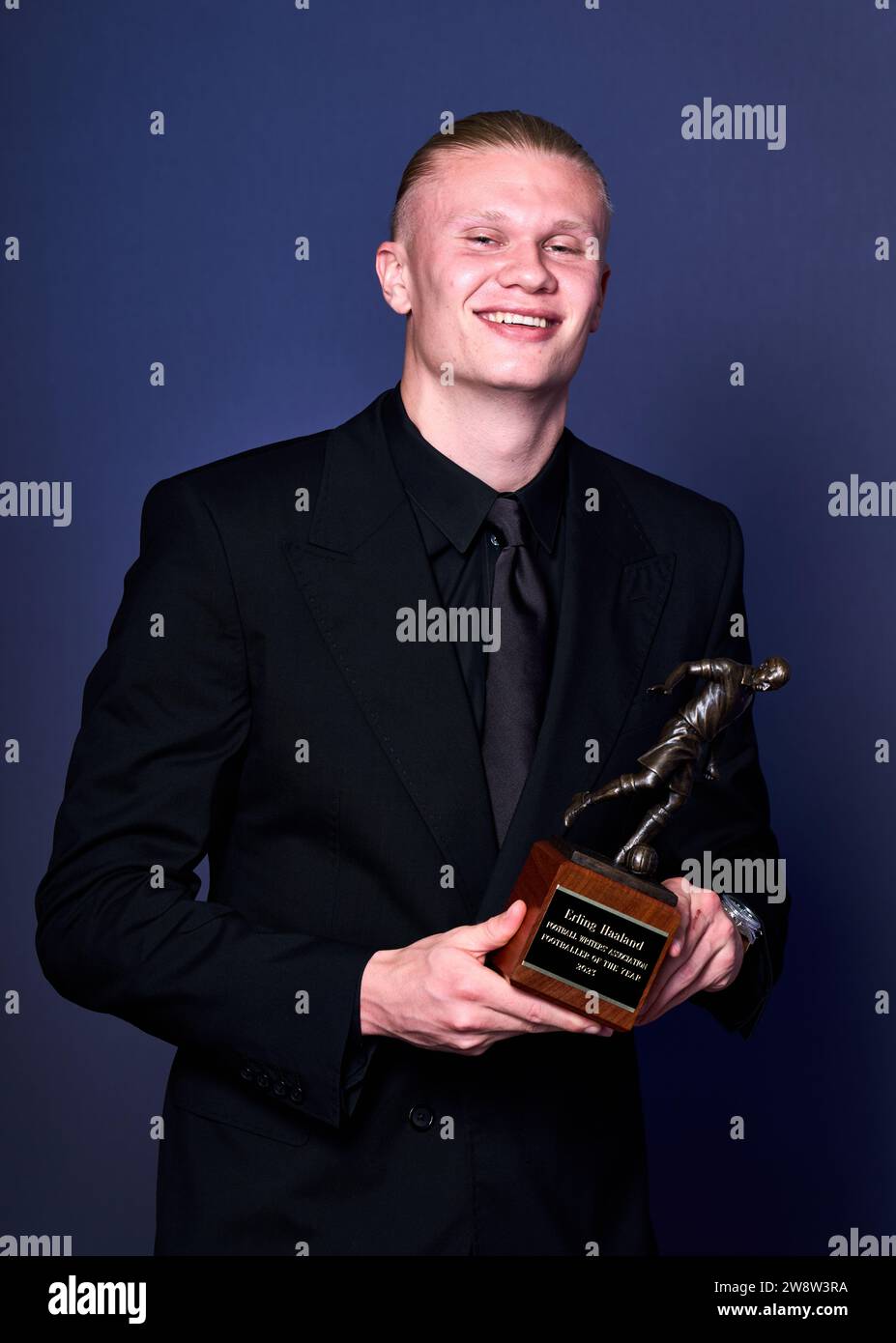 PA REVIEW OF THE YEAR 2023 Dateifoto vom 25/05/23 - Erling Haaland mit seiner Trophäe FWA Footballer of the Year während der FWA Footballer of the Year Awards im Landmark Hotel, London. Bilddatum: Donnerstag, 25. Mai 2023. Ausgabedatum: Freitag, 22. Dezember 2023. Stockfoto