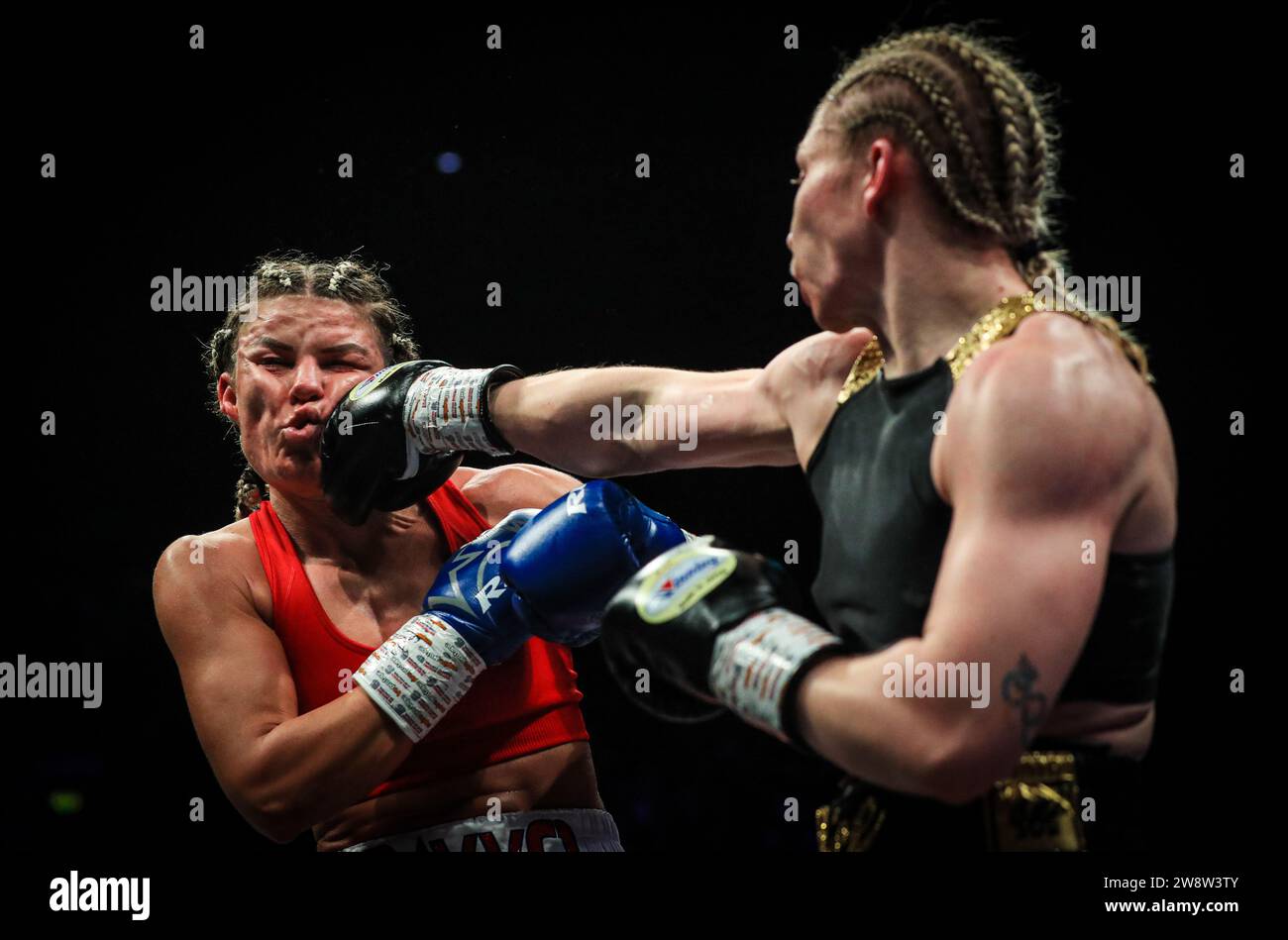 PA REVIEW OF THE YEAR 2023 Dateifoto vom 06/05/23 - Lauren Price (rechts) schlägt Kirstie Bavington beim ersten Kampf der British Female Welterweight Championship in der Resorts World Arena in Birmingham zu. Bilddatum: Samstag, 6. Mai 2023. Ausgabedatum: Freitag, 22. Dezember 2023. Stockfoto