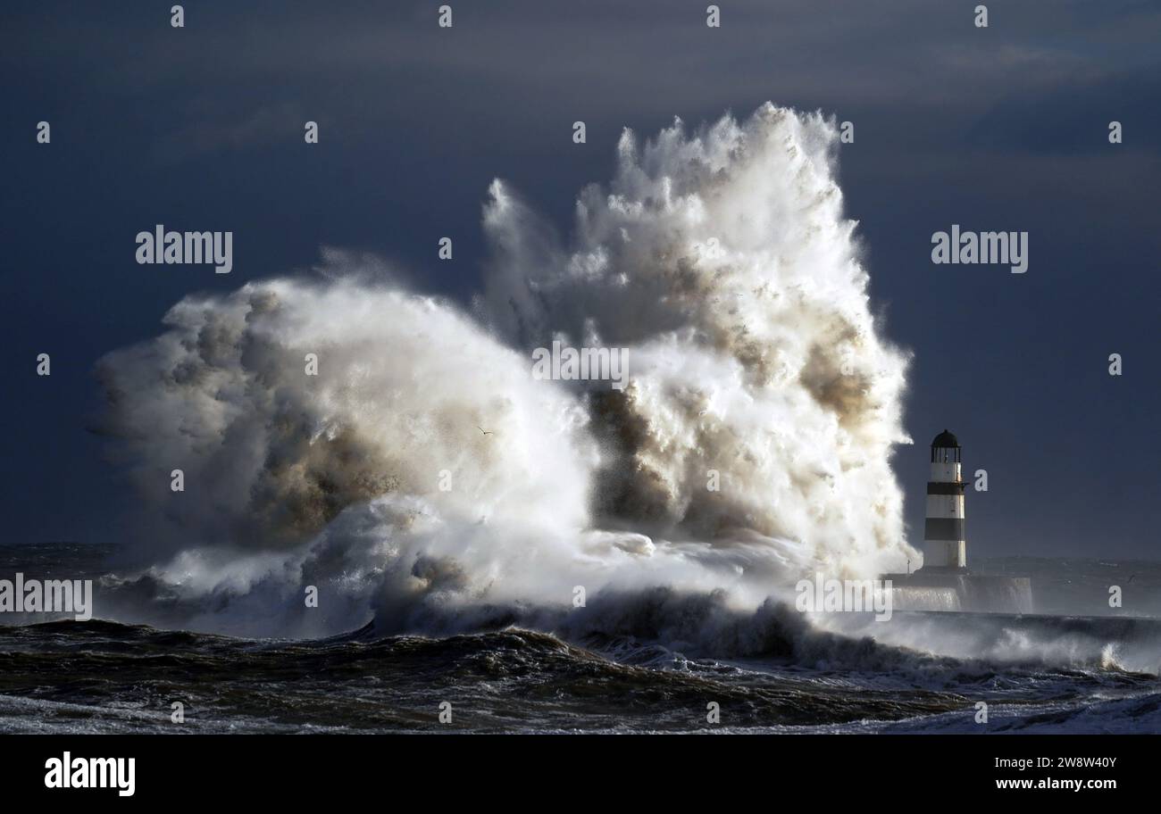 PA REVIEW OF THE YEAR 2023 File Photo vom 24/11/23 - Wellen stürzen gegen den Leuchtturm in Seaham Harbour, County Durham. Ausgabedatum: Freitag, 22. Dezember 2023. Stockfoto
