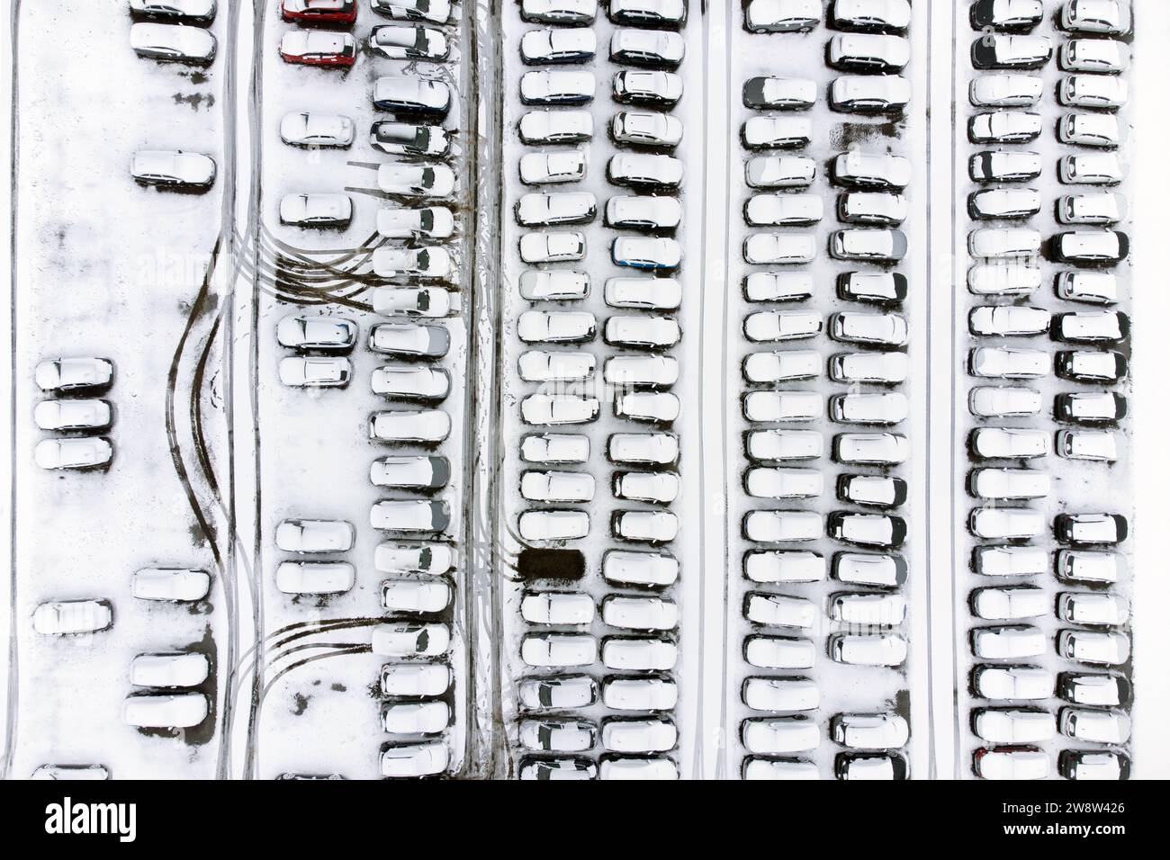 PA REVIEW OF THE YEAR 2023 Dateifoto vom 10/03/23 - Hunderte von Gebrauchtwagen in Corby, Northamptonshire, mit Schnee bedeckt. Ausgabedatum: Freitag, 22. Dezember 2023. Stockfoto
