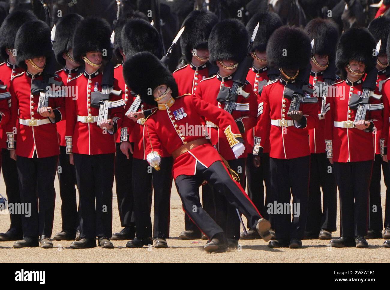 PA REVIEW OF THE YEAR 2023 Aktenfoto vom 10/06/23 - Ein Mitglied des Militärs fiel wegen der Hitze während des Colonel's Review, für Trooping the Colour, bei der Horse Guards Parade in London in Ohnmacht. Ausgabedatum: Freitag, 22. Dezember 2023. Stockfoto