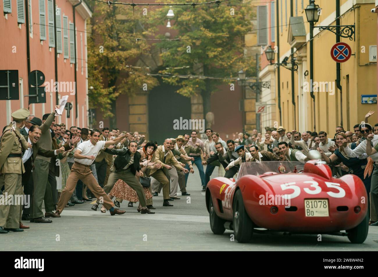 ERSCHEINUNGSDATUM: 25. Dezember 2023. TITEL: Ferrari. STUDIO: STX Entertainment. REGIE: Michael Mann. PLOT: Der Ex-Rennfahrer, der im Sommer 1957 zum Unternehmer wurde, schiebt sich und seine Fahrer in die Mille Miglia, einem tückischen 1.000-km-Rennen durch Italien, an den Start. DIE HAUPTROLLE: Ferarri. (Credit Image: © STX Entertainment/Entertainment Pictures/ZUMAPRESS.com) NUR REDAKTIONELLE VERWENDUNG! Nicht für kommerzielle ZWECKE! Stockfoto